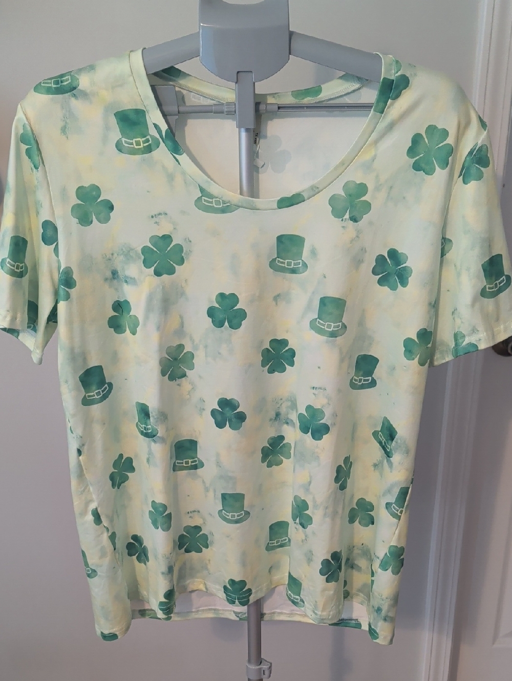 Women's Light Green Shamrock & Leprechaun Hat Short Sleeve Tee
